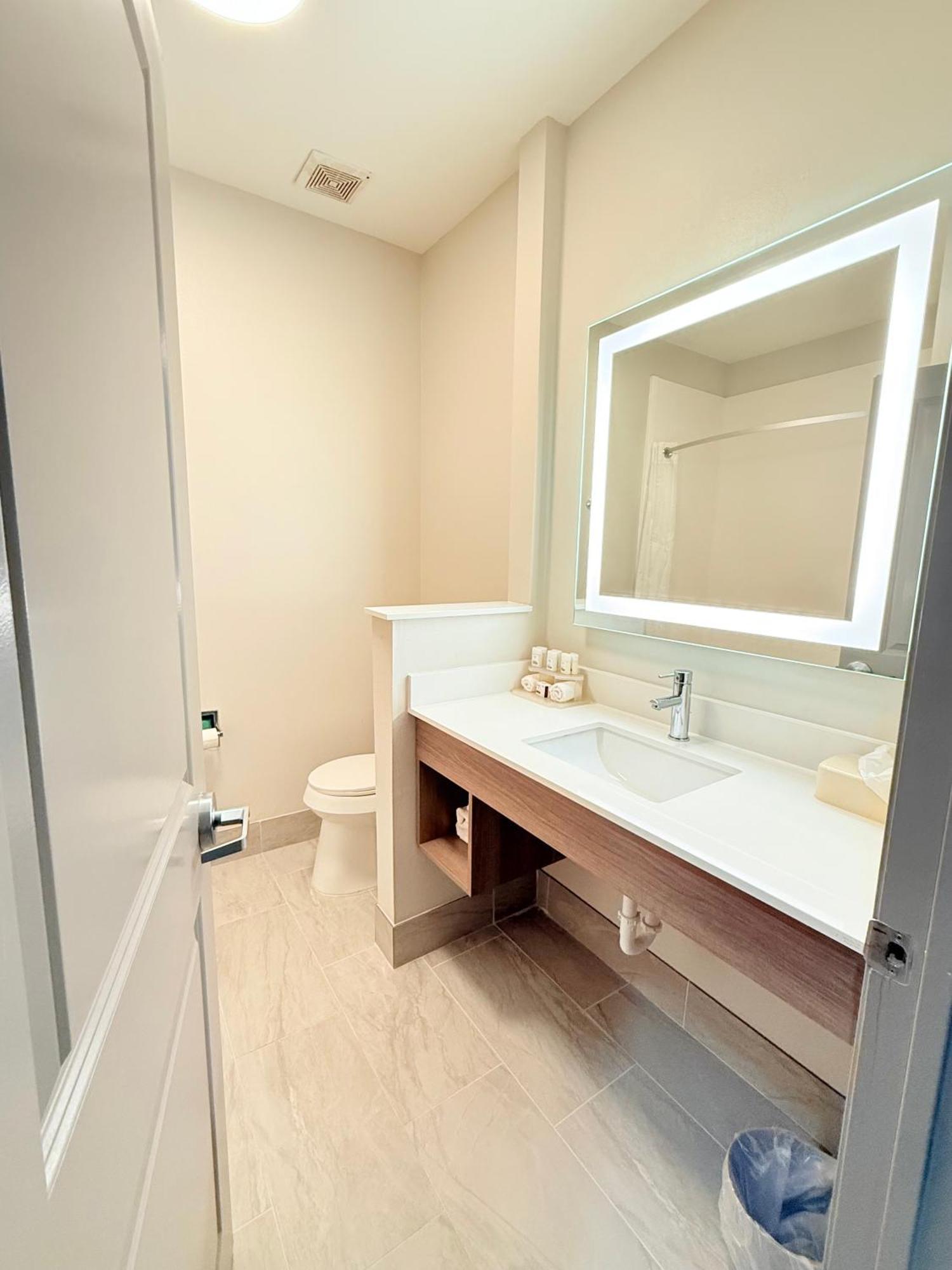 Holiday Inn Express Kenedy By Ihg Εξωτερικό φωτογραφία