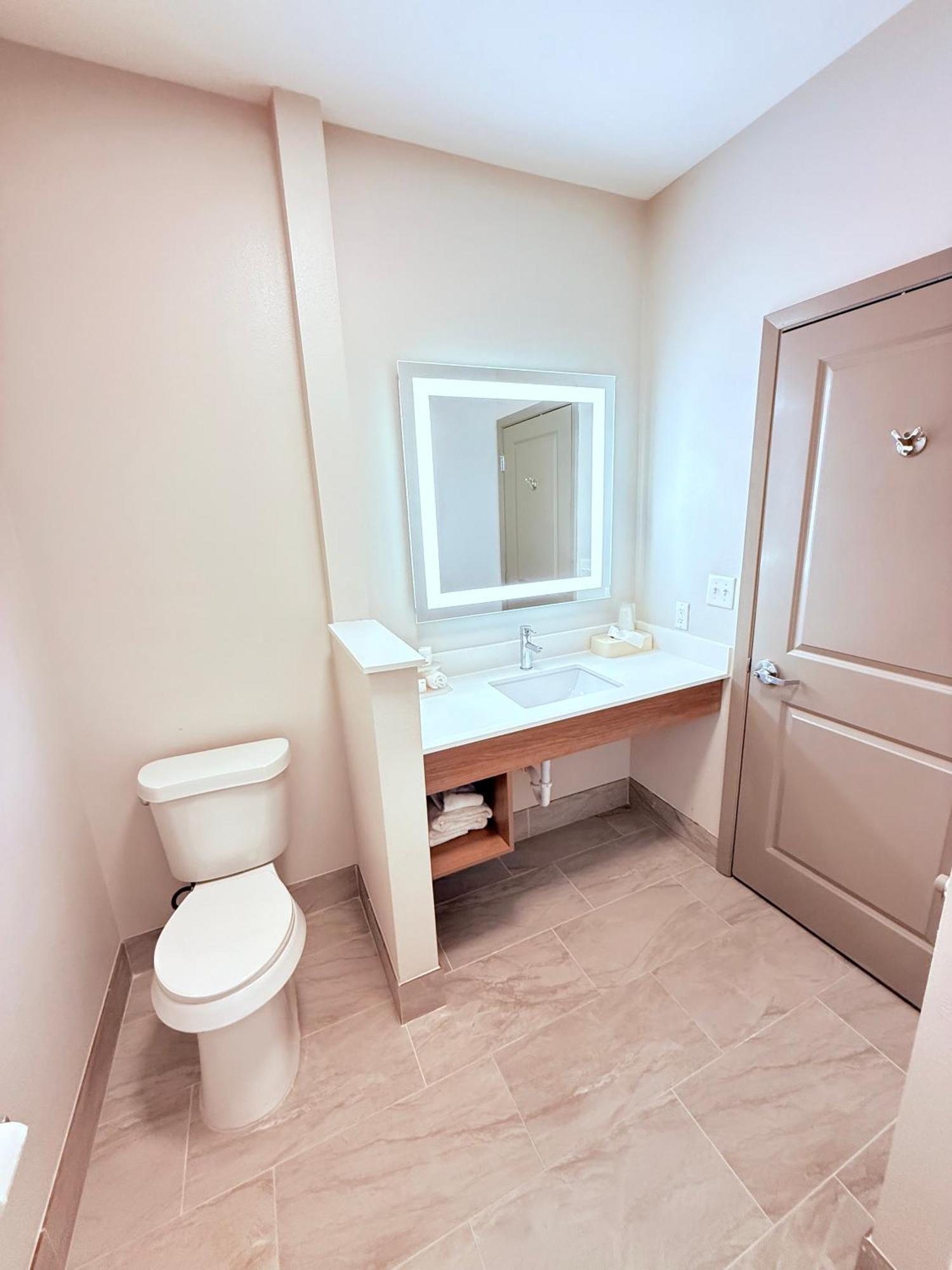 Holiday Inn Express Kenedy By Ihg Εξωτερικό φωτογραφία